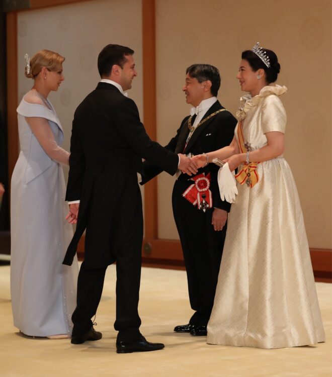 ゼレンスキー大統領とオレナ夫人と、笑顔で言葉を交わされた（2019年10月、東京・千代田区。内閣府提供）