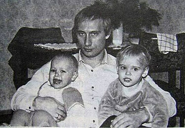幼少期の娘を抱くプーチン氏（写真／アフロ）