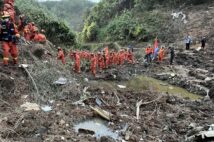 中国南部の広西チワン族自治区の山中に墜落した事故の真相は…（写真＝新華社／共同）