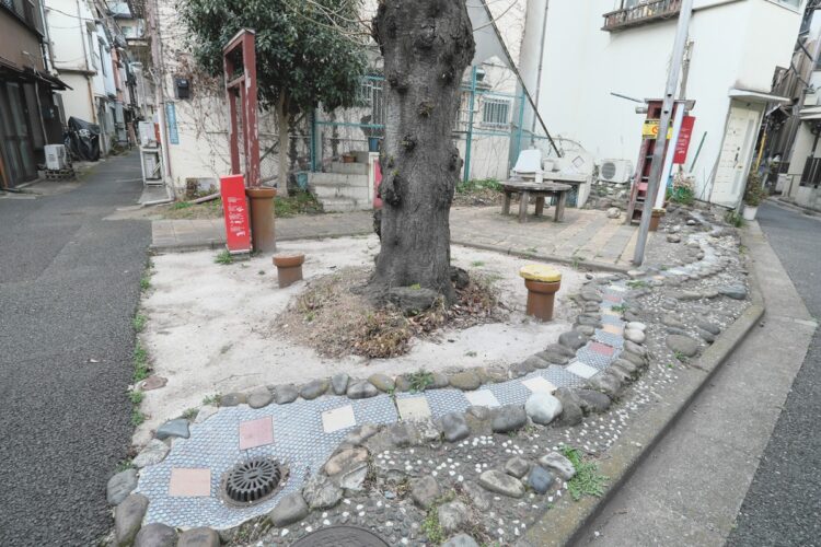 富士山広場と水窪川の碑／暗渠沿いの辻広場「富士山広場」。川を模したタイルをたどった先に「水窪川の碑」がある。東池袋5丁目30付近