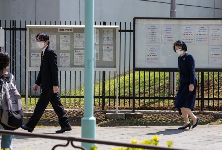 スポーツでも実績のある筑附高の掲示板前を通過する秋篠宮さまと紀子さま