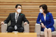 岸田首相と野田少子化相。国家存亡の危機にどう対処するか（時事通信フォト）