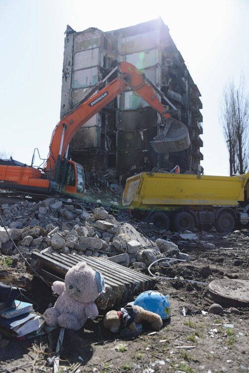 地下1階部分の瓦礫の下には多くの住民が生き埋めになった。捜索活動を続けた救援隊のディマさん(40)は語る。「遺体が掘り起こされるたび、ロシア軍に対する憎悪が湧きます」【ボロディアンカ】