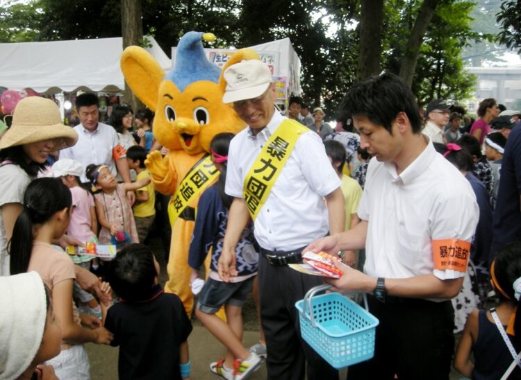 2011年9月、北沢八幡神社の秋の例大祭で、暴力団との経済的付き合いを禁じる東京都暴力団排除条例をアピールする警視庁（時事通信フォト）