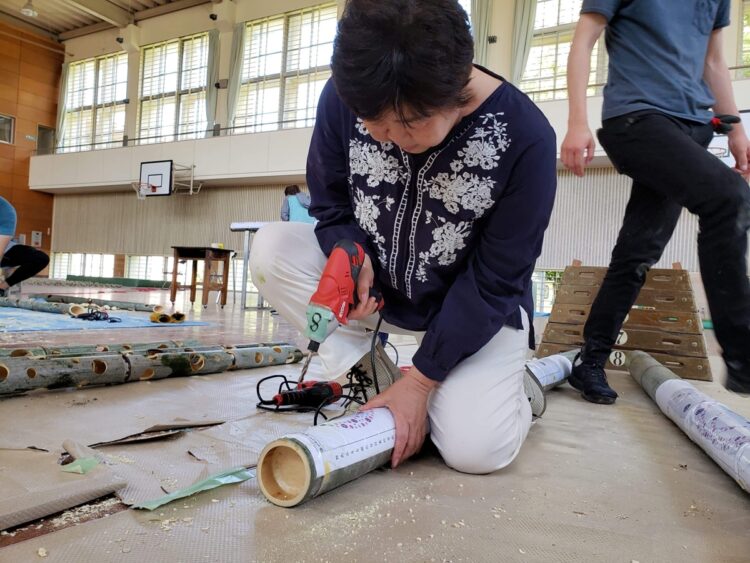 ロックフェスを盛り上げるために地元の人たちがボランティアで竹を切り出す