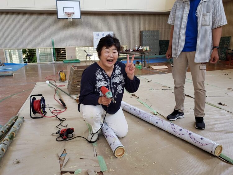 ステージの装飾品制作の場に乱入し、手伝わせてもらった