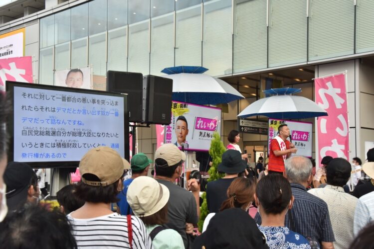 れいわ新選組の街頭演説では、演説内容がAIによって文字起こしされ、モニターに映し出される（撮影：小川裕夫）