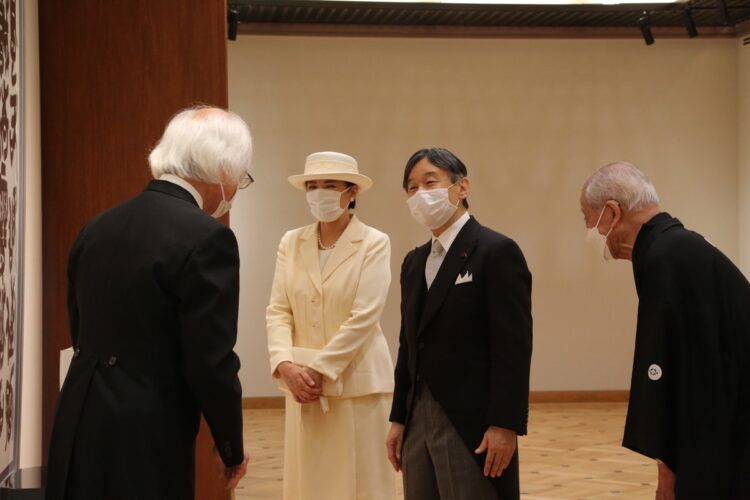 雅子さまは書家・牛窪梧十さんの作品に「力強いですね」と目を見開かれた（日本芸術院提供）