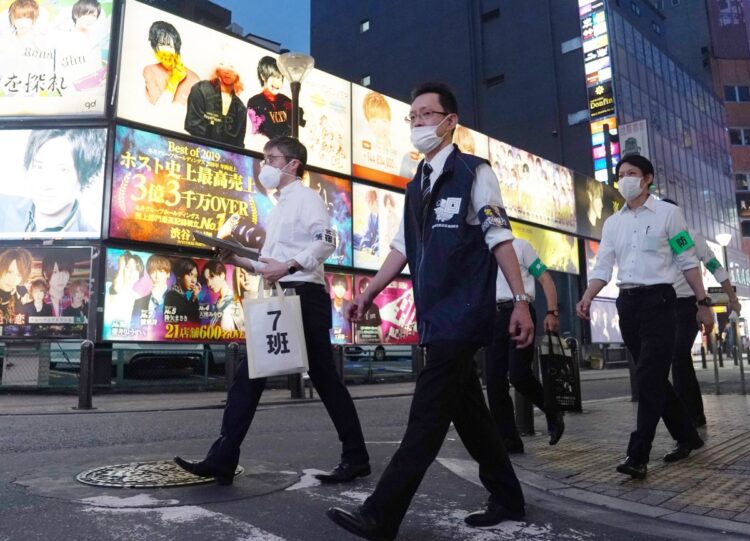 背景にみえる看板は、ホストクラブのものばかり。2020年7月、新宿区職員らが歌舞伎町の飲食店に新型コロナウイルス対策を呼び掛ける（イメージ、時事通信フォト）