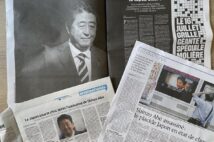 欧州のメディアも安倍元総理の死を大々的に報じた（筆者撮影）