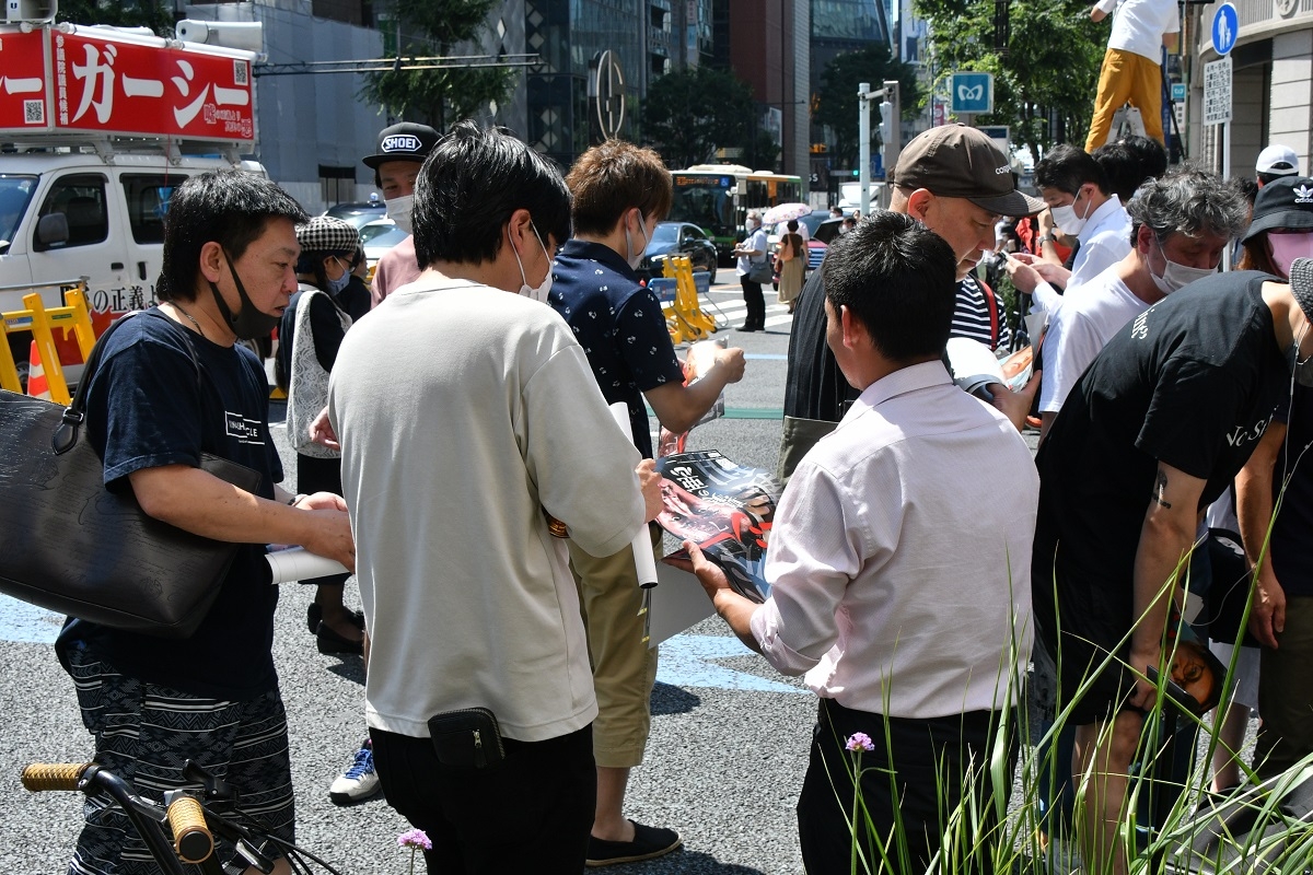 参院選当選のガーシーこと東谷義和氏 本人不在でも「チラシに若者が群がる」珍現象｜NEWSポストセブン