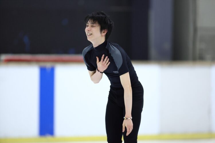 （羽生選手の写真はすべて、8月10日に公開された練習イベントのもの）（写真／アフロ）