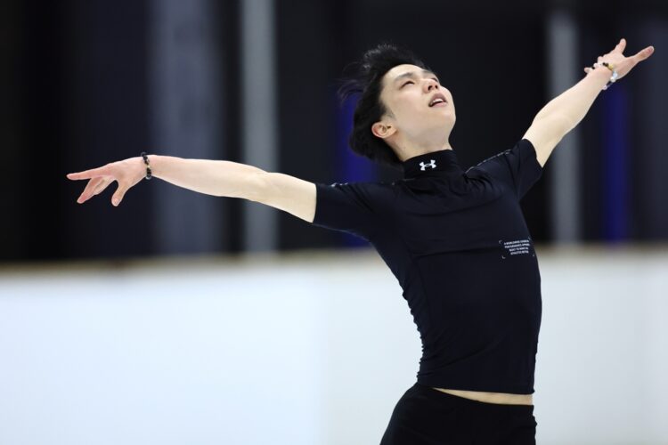 （羽生選手の写真はすべて、8月10日に公開された練習イベントのもの）（写真／アフロ）