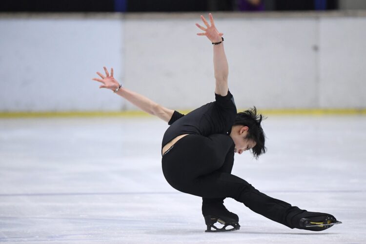 （羽生選手の写真はすべて、8月10日に公開された練習イベントのもの）（写真／アフロ）