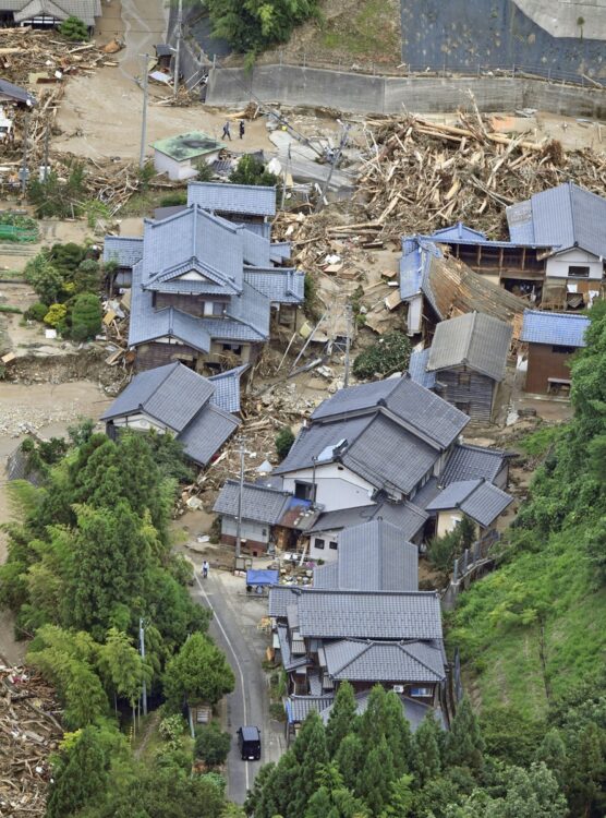 記録的な大雨が8月3日から降り続いた新潟県で起きた土砂災害（共同通信社）