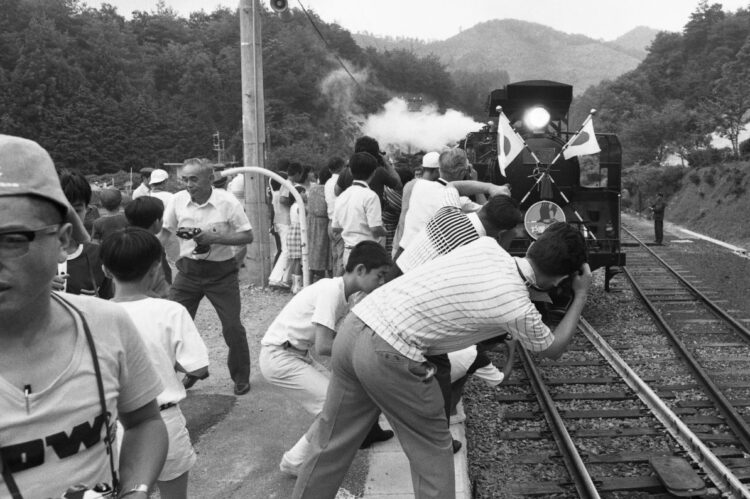 1979年、復活運行したSL「やまぐち号」をカメラ片手に撮りまくる鉄道ファン（時事通信フォト）