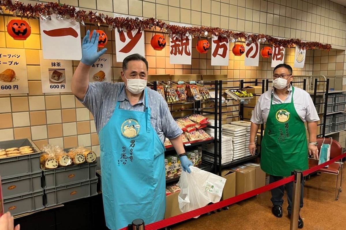 元横綱・大乃国の芝田山親方が国技館でスイーツ販売 親方衆の姿がない