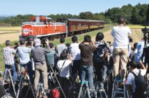 再開通初日に全国から多くの鉄道ファンも沿線に駆けつけた。記念列車「再会、只見線号」を撮影する人々（撮影／太田真三）