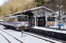 芸備線・備後落合駅に停車するJR西日本の車両（時事通信フォト）