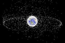 地球の周りに漂う、50万個以上あるといわれる宇宙ゴミ。宇宙環境保護の観点からも、宇宙ゴミ削減は国際的な命題となっている（イメージ図／アフロ）