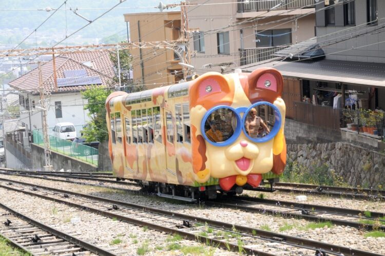 宝山寺線を走るネコ形ケーブルカー「ミケ」
