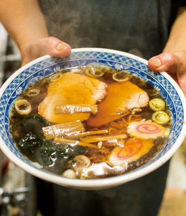 「自分がウマイと思う味を追求してきた」という浅見さん渾身のラーメン（550円）は昔ながらの懐かしい味。鶏ガラ、豚ガラ、煮干しで仕込む（撮影／白根正治）