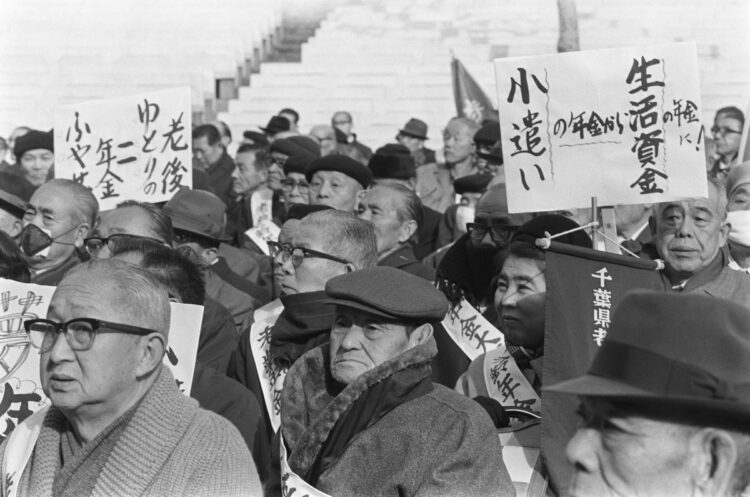 1973年12月、老齢年金の増額を訴え、総決起集会に参加するお年寄りの人たち（時事通信フォト）