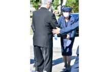 よろめいた高齢男性にさっと手を差し出された（10月、沖縄県糸満市。写真／JMPA）