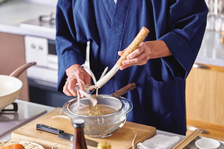 ごぼうとにんじんはピーラーで長さ10cm程のささがきにし、水（分量外）にさらす