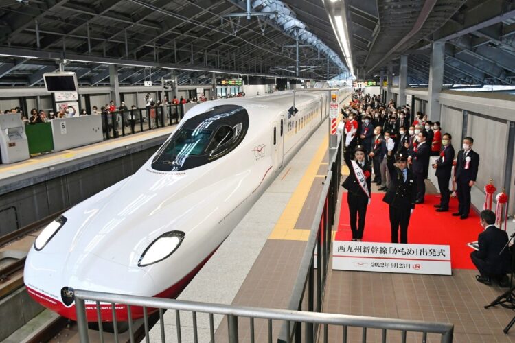 一日駅長の松井玲奈さん（手前左）の合図で、JR嬉野温泉駅を出発する西九州新幹線「かもめ」（時事通信フォト）