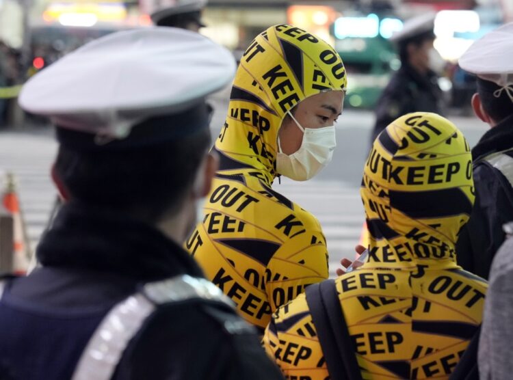 渋谷ハロウィンには思い思いのコスプレ姿で多くの人たちがやってきた（EPA＝時事）