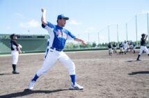 離島の中学生球児のための「離島甲子園」で熱心に指導していた村田氏（2017年8月、撮影・藤岡雅樹。以下同）