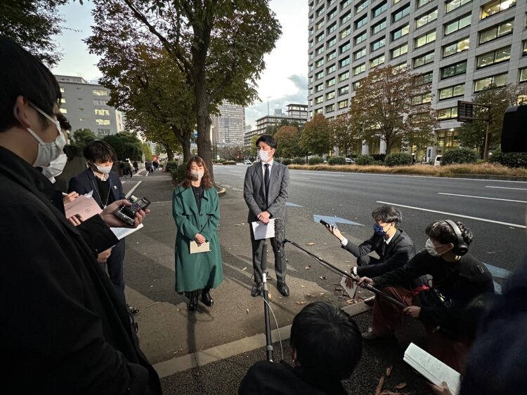 初公判後、東京地裁から出てきた松永さんを報道陣が取り囲んだ。