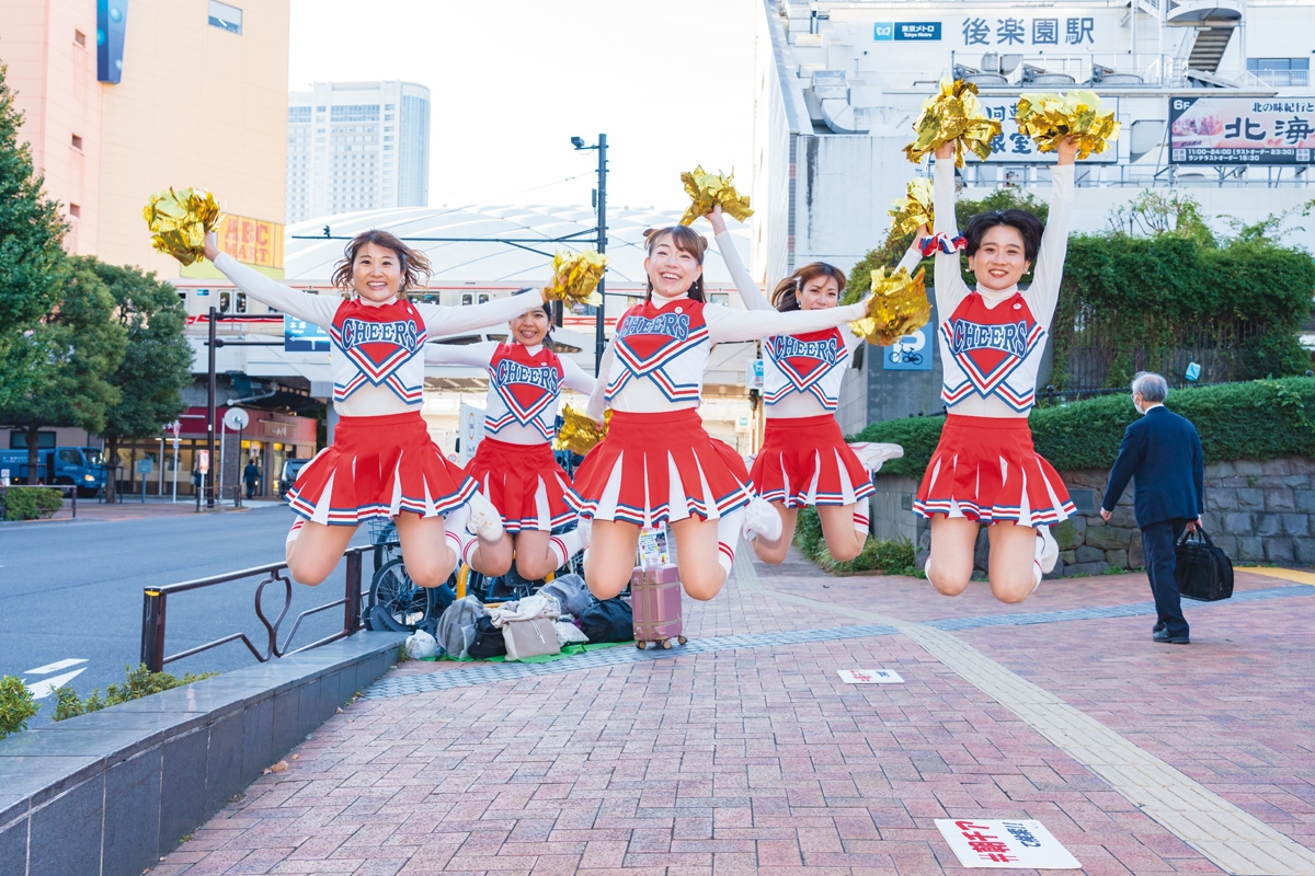 朝8時の駅前チアガール 誰に頼まれたわけでもなく通勤・通学の人々を励ます｜NEWSポストセブン