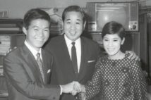 第19回（1968年）の司会者発表。宮田輝さん（中央）は総合司会、紅組は水前寺清子氏（右）、白組は坂本九さん（左）が務めた（写真／共同通信社）