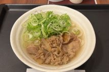 松屋に新登場の「肉うどん」を実食レポート　メインの食事になり得るのか？うどんチェーンとコスパ比較