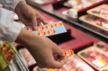 スーパーの「値引きシール」をめぐる残念な客が急増中　「他の客をブロック」「事前に商品を大量確保」