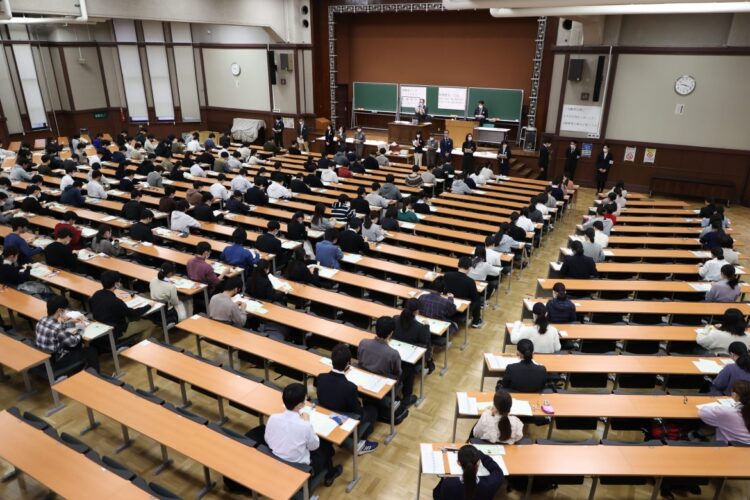 2023年01月14日、大学入学共通テストに臨む受験生（時事通信フォト）