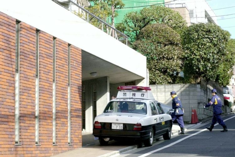 2003年1月、強盗殺人事件が起きた社長自宅自宅周辺を検証する警視庁の捜査員。当初はアジア系外国人4人組の男らと見られていたがのちに6人組と判明した（時事通信フォト）