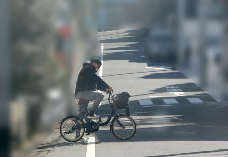 自転車をこぐ桂雀々