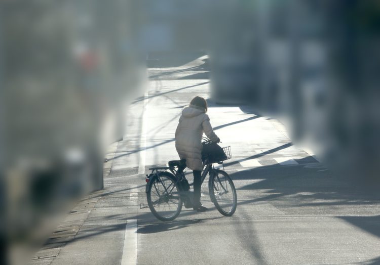 自転車をこぐAさん