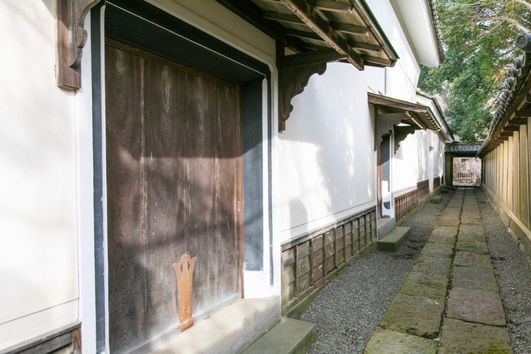 底辺へ続く屋敷裏の小径には、須坂藩主専用の「お忍び門」が残る（写真／楠聖子）