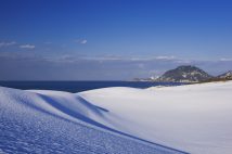 「砂漠×雪×海の壮大な景色に圧倒」（写真／アフロ）