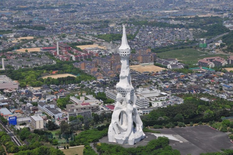 教団や学園の敷地は広大で、シンボルとして大平和祈念塔がそびえ立っているが……