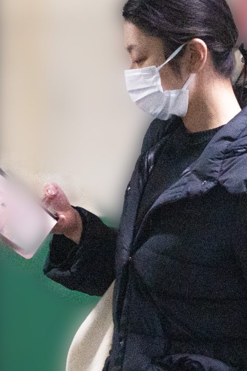 スマホを操作しながら歩く小池栄子（2023年1月撮影）