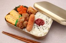 職場に「お母さんが作った弁当」は恥ずかしい？　揶揄された男性は「愛妻弁当はOKなのに…」