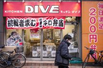 「1キロ弁当」などで話題の「キッチンDIVE」　店内ライブ配信で売上増、「万引きも減った」とクマ店長