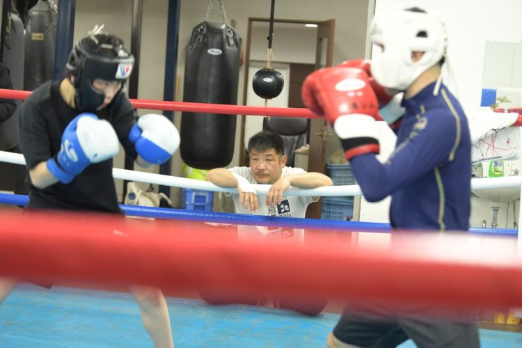 スパーリングを見守る阿部さん