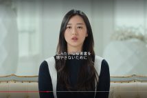 決死の告白をした被害者の「メープル」さん（Netflix『全ては神のために：裏切られた信仰』予告編より）