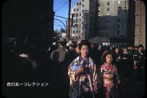 銀座4丁目の三越百貨店前を歩く2人組の晴れ着の女性。国民服などの地味な服装の人々の中で、一際目立ったので、思わずシャッターを押したのだろう（1946年正月、撮影者不明）